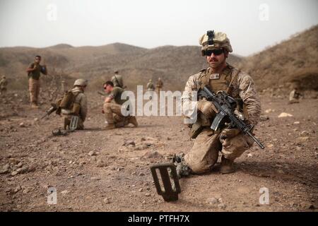 La plage d'Arta (Djibouti, 7 juillet 2017) Les Marines avec le 3e Bataillon, 6e Régiment de Marines l'aide de détecteurs de métaux au cours de la pratique d'un dispositif explosif de percer, dans le cadre de la 24e MEU soutien la formation sur la plage d'Arta (Djibouti) le 7 juillet 2017. Marines avec la 24e MEU conduite soutien la formation lors d'un déploiement avec le groupe amphibie Bataan à démontrer leurs capacités à former pendant de longues périodes de temps sur le terrain. Bataan et ses ARG sont déployés dans le domaine de la 5e flotte américaine des opérations à l'appui des opérations de sécurité maritime visant à rassurer les alliés et partenaires une Banque D'Images