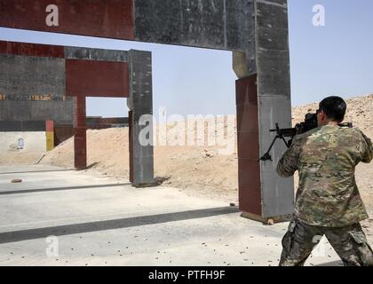 Abu Dhabi, EAU--États-Unis Gen de l'Armée de Joseph L. Votel, commandant du Commandement central américain tire une M-249 squad arme automatique 21 juillet 2017. Votel a participé au centre de commandement des opérations spéciales (SOCCENT) commandants de composante démonstration, où il a eu l'occasion de monter sur un combattant de plaisance Bateau d'assaut et participer à une session de tir aux armes légères. Votel et autres hauts dirigeants observés Force d'opérations spéciales interarmées de formation spécifiques mettant en évidence les compétences et les capacités des forces spéciales porter à l'USCENTCOM zone de responsabilité. (Ministère de la Défense Banque D'Images