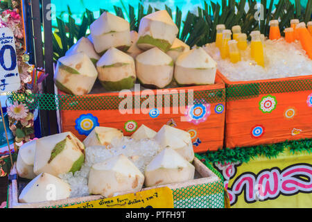 Chiang Mai, Thaïlande - Mai 3, 2017 : les jeunes sur la glace coco Pelé fort ont été exposés à la vente comme le jus de noix de coco à street food avec étiquette de prix. Banque D'Images