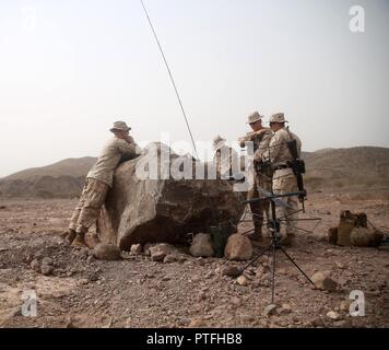 La plage d'Arta (Djibouti, 7 juillet 2017) avec les Marines de l'escadron 365 à rotors basculants (renforcée) configurer les communications dans le cadre de la 24e MEU soutien la formation sur la plage d'Arta (Djibouti) le 7 juillet 2017. Marines avec la 24e MEU conduite soutien la formation lors d'un déploiement avec le groupe amphibie Bataan à démontrer leurs capacités à former pendant de longues périodes de temps sur le terrain. Bataan et ses ARG sont déployés dans le domaine de la 5e flotte américaine des opérations à l'appui des opérations de sécurité maritime visant à rassurer les alliés et les partenaires et de préserver la liberté de navigation et la libre Banque D'Images