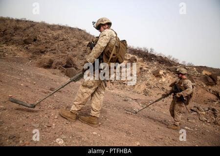 La plage d'Arta (Djibouti, 7 juillet 2017) Les Marines avec le 3e Bataillon, 6e Régiment de Marines l'aide de détecteurs de métaux au cours de la pratique d'un dispositif explosif de percer, dans le cadre de la 24e MEU soutien la formation sur la plage d'Arta (Djibouti) le 7 juillet 2017. Marines avec la 24e MEU conduite soutien la formation lors d'un déploiement avec le groupe amphibie Bataan à démontrer leurs capacités à former pendant de longues périodes de temps sur le terrain. Bataan et ses ARG sont déployés dans le domaine de la 5e flotte américaine des opérations à l'appui des opérations de sécurité maritime visant à rassurer les alliés et partenaires une Banque D'Images