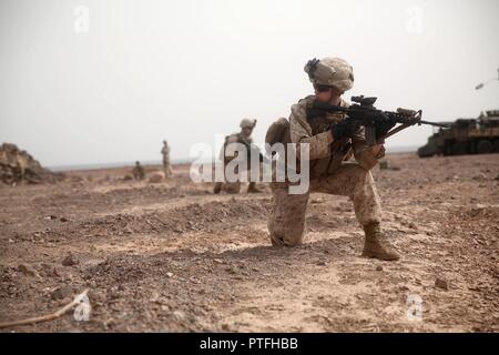 La plage d'Arta (Djibouti, 7 juillet 2017) Les Marines avec le 3e Bataillon, 6e Régiment de Marines Maintenez la sécurité lors d'un dispositif explosif de percer, dans le cadre de la 24e MEU soutien la formation sur la plage d'Arta (Djibouti) le 7 juillet 2017. Marines avec la 24e MEU conduite soutien la formation lors d'un déploiement avec le groupe amphibie Bataan à démontrer leurs capacités à former pendant de longues périodes de temps sur le terrain. Bataan et ses ARG sont déployés dans le domaine de la 5e flotte américaine des opérations à l'appui des opérations de sécurité maritime visant à rassurer les alliés et les partenaires et de préserver la f Banque D'Images