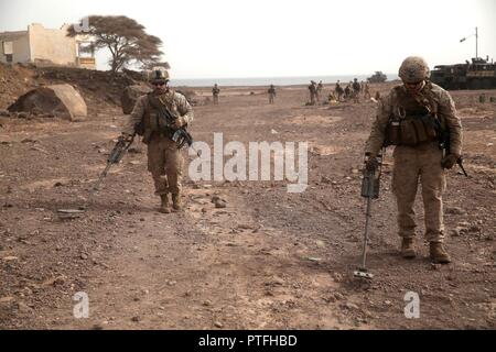 La plage d'Arta (Djibouti, 7 juillet 2017) Les Marines avec le 3e Bataillon, 6e Régiment de Marines l'aide de détecteurs de métaux au cours de la pratique d'un dispositif explosif de percer, dans le cadre de la 24e MEU soutien la formation sur la plage d'Arta (Djibouti) le 7 juillet 2017. Marines avec la 24e MEU conduite soutien la formation lors d'un déploiement avec le groupe amphibie Bataan à démontrer leurs capacités à former pendant de longues périodes de temps sur le terrain. Bataan et ses ARG sont déployés dans le domaine de la 5e flotte américaine des opérations à l'appui des opérations de sécurité maritime visant à rassurer les alliés et partenaires une Banque D'Images