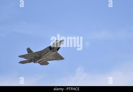 Un F-22 Raptor du 95e Escadron de chasse à la base aérienne Tyndall, en Floride, décolle de la piste à Nellis Air Force Base, Nevada, au cours de drapeau rouge 17-3 18 Juillet, 2017. La raptor offre une puissance de combat aérien au moyen d'une combinaison de la capacité du capteur, de l'avionique intégrée, de la situation et de fournir des armes à la première occasion de tuer contre les menaces. Banque D'Images