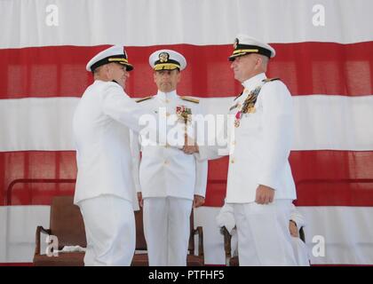 Centre de préparation de la flotte du Commandant Le capitaine Trent DeMoss, gauche, serre la main du commandant sortant le Capitaine Chuck Stuart, droit, en tant que commandant de la flotte, les centres de préparation à l'arrière Adm. Mike Zarkowski, centre, ressemble à l'installation de la cérémonie de passation de commandement du 20 juillet. Banque D'Images