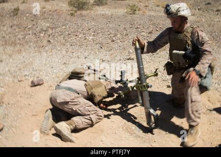 Circuit du Corps des Marines des États-Unis. Gonzalo Costilla II, à gauche, et la FPC. Kyle Hoffman, mortarmen, tant au sein de la Compagnie Alpha, 1er Bataillon, 1e Régiment de Marines (1/1), le Groupe de travail air-sol marin-8 (MAGTF-8), un incendie M224A1 60mm Système de mortier au cours de l'exercice de formation intégrée 5-17 (ITX) sur le Marine Corps Air Ground Combat Center Twentynine Palms, Californie, le 21 juillet 2017. Le but de l'ITX est de créer un environnement d'entraînement réaliste, qui produit des forces prêtes au combat capable de fonctionner comme un système intégré de MAGTF. Banque D'Images