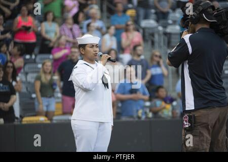 ST. PAUL, au Minnesota (21 juillet 2017) - Musicien Marine 3ème classe Clunca Danlie, originaire de Norfolk, en Virginie. et affecté à bande marine des Grands Lacs, chante l'hymne national au SHC Field, stade des Saints Saint Paul, au cours de Minneapolis/St. Semaine Marine Paul. Les programmes de la Semaine de la marine servent de l'effort de diffusion principal de la Marine dans des régions du pays sans une importante présence de la marine, avec 195 semaines de la marine tenue à 71 villes des États-Unis. Banque D'Images