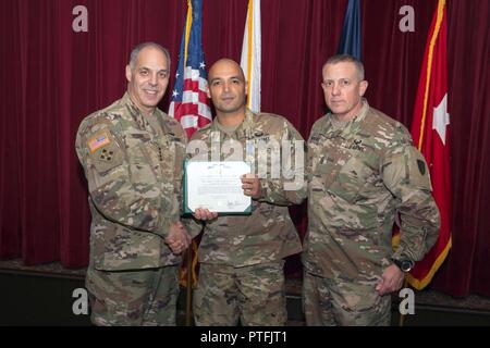 Le général de l'armée américaine Gus Perna et commande le Sgt. Le Major Rodger Mansker, commandant et le sergent-major de commandement Le commandement du matériel de l'armée, présente la Médaille militaire de Sgt. Luis Cruz pour atteindre le second sous-officiers au cours de l'AMC 2017 Concours meilleur guerrier, le 21 juillet 2017, à Redstone Arsenal, Alabama. Banque D'Images