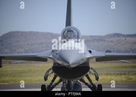 Le Lieutenant-colonel de l'US Air Force Matt Jensen, un F-16 Fighting Falcon pilote pour la 149e Escadre de chasse, Texas Air National Guard, revient d'une mission d'instruction au combat le 19 juillet 2017, au cours de l'exercice à Eagle Sentry Kingsley Field à Klamath Falls, Oregon Eagle Sentry est un grand exercice de quatre jours de travail qui est hébergé par la 173e Escadre de chasse. L'exercice rassemble différents avions et unités de tout le pays pour des entraînement au combat aérien. Banque D'Images