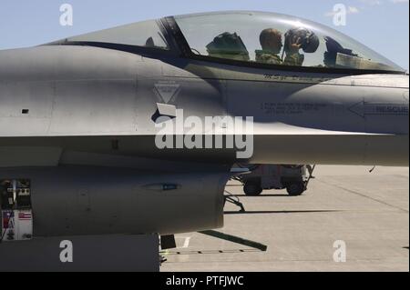 Le Lieutenant-colonel de l'US Air Force Matt Jensen, un F-16 Fighting Falcon pilote pour la 149e Escadre de chasse, Texas Air National Guard, revient d'une mission d'instruction au combat le 19 juillet 2017, au cours de l'exercice à Eagle Sentry Kingsley Field à Klamath Falls, Oregon Eagle Sentry est un grand exercice de quatre jours de travail qui est hébergé par la 173e Escadre de chasse. L'exercice rassemble différents avions et unités de tout le pays pour des entraînement au combat aérien. Banque D'Images