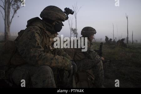 QUEENSLAND, Australie - lance le Cpl. Traevon Richie (à gauche) et de HPF Jurel Velardo riflemen, avec l'entreprise, 3e Bataillon, 4e Régiment de Marines, 1 Division de marines, la Force de rotation Maritime Darwin, fixer leurs packs après un mouvement pendant l'exercice Talisman Saber 17 Exercice de formation sur le terrain - à l'Est, le 19 juillet 2017. L'exercice de l'interopérabilité entre les forces armées des États-Unis et par des Forces de défense australiennes et d'apprendre à partir de leurs tactiques. Talisman Sabre est un exercice organisé conjointement entre américaines du Pacifique et de l'Australian Defence Force du commandement des opérations interarmées, et intègre Banque D'Images