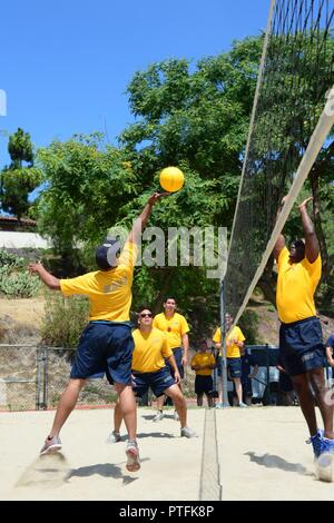 SAN DIEGO (21 juillet 2017) Naval Medical Center San Diego marins concurrence dans un jeu de volley-ball au bureau des Jeux Olympiques 365 21 juillet. Le CPO 365 fermé Jeux Olympiques d'événements et formation pour la première classe des officiers mariniers avant qu'ils sont à frocked premier maître. Banque D'Images