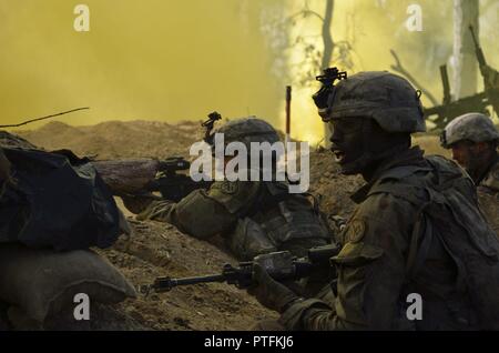 Les soldats de la compagnie Charlie du 1er bataillon du 69 Régiment d'infanterie , New York Army National Guard agissant comme une force opposée à défendre leurs positions pendant la bataille finale de Talisman d'exercice au sabre d'entraînement de Shoalwater Bay, Queensland, Australie, le 19 juillet 2017. ( U.S. Army National Guard Banque D'Images