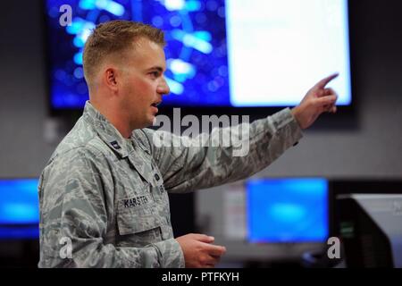 Schriever équipe et accueille les visiteurs de l'enseigne Hollywood lors d'une tournée à Schriever Air Force Base, Colorado, le 17 juillet 2017. Les participants de la tournée comprenait des réalisateurs, producteurs et scénaristes de sociétés de renommée tels que Netflix, Marvel Studios et Warner Brothers. Banque D'Images