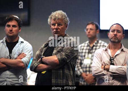 Schriever équipe et accueille les visiteurs de l'enseigne Hollywood lors d'une tournée à Schriever Air Force Base, Colorado, le 17 juillet 2017. Les participants de la tournée comprenait des réalisateurs, producteurs et scénaristes de sociétés de renommée tels que Netflix, Marvel Studios et Warner Brothers. Banque D'Images