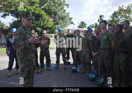 Le colonel des marines américain Michael C. Samarov, le commandant de marine à des fins spéciales du Groupe de travail air-sol - région Sud, parle aux Marines avec le détachement de Belize, LCE, SPMAGTF-SC, à : Barracks à Ladyville, Belize, le 21 juin 2017. Samarov parle de la Marine à leur rénovation site lors de sa visite à : caserne dans laquelle il participa à la cérémonie d'ouverture pour des projets d'ingénierie les SPMAGTF-SC Marines travaillent sur au Belize. Les Marines et les marins d'SPMAGTF-SC sont déployés à l'Amérique centrale pour les six prochains mois pour mener la coopération de sécurité et de formation engineeri Banque D'Images