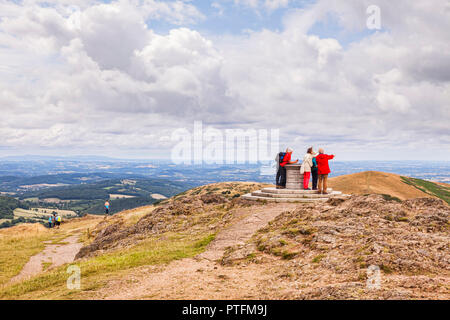 Groupe de touristes allemands à la topograph sur le sommet de la balise de Worcestershire, soulignant dispose dans le paysage, Worcestershire, Angleterre. Banque D'Images