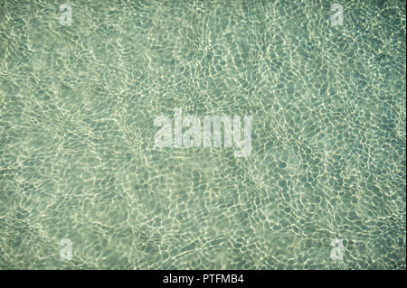 Les eaux bleu-vert tropical Contexte dans les mers peu profondes avec de petites vagues en plein soleil Banque D'Images