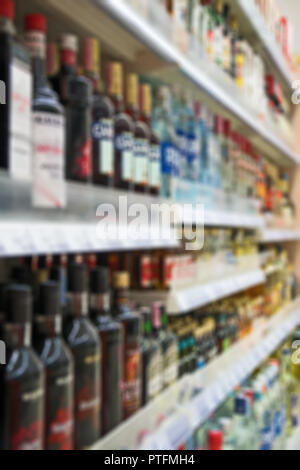 Image floue des étagères avec des boissons alcoolisées dans un supermarché. Banque D'Images
