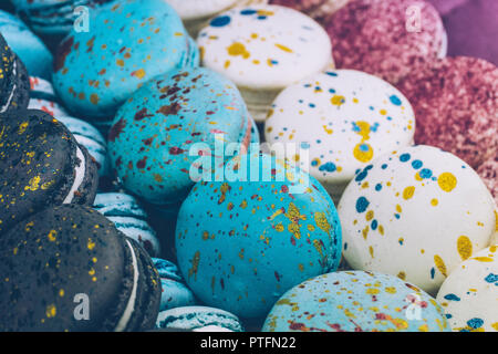 Beaucoup de macarons macarons multicolores (français) sur le magasin de bonbons ou la boulangerie. La pâtisserie française. Close-up, macarons colorés background Banque D'Images