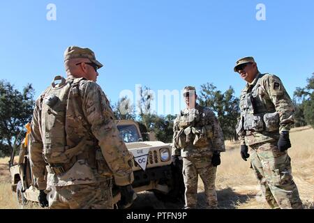 Le capitaine de l'armée américaine Gustavo Madrigal, droite, avec 4ème Cavalry Brigade Formation multi-fonctionnels, Fort Knox, Kentucky, et coach/entraîneur d'observateur en chef de l'équipe de "killer", l'équipe se réunit avec les membres de son OC/T au cours de l'équipe de soutien de combat d'entraînement 91-17-03, le 18 juillet 2017, à Fort Hunter Liggett, Californie Madrigal, diplômé de l'Académie militaire des États-Unis, a servi plus de 10 ans dans l'armée travaillant dans le domaine de l'ingénierie. Banque D'Images