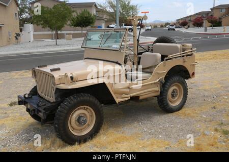 Sans doute le plus connu et pièce d'équipement militaire de la Seconde Guerre mondiale et au-delà, la jeep a été fabriqué à la fois par l'Willys-Overland Motor Company et la Ford Motor Company, qui est le modèle montrent ici. Le lieutenant-colonel Timothy Silkowski, directeur de la Division du soutien de la flotte à bord de l'annexe de Yermo Marine Corps Base Barstow, Californie, restauré la Jeep d'une carcasse rouillée trouvés dans le désert pour une fonctionnalité complète. Banque D'Images