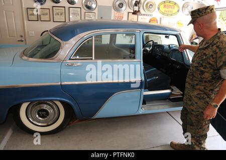 Le Lieutenant-Colonel Timothy Silkowski, directeur, Division de l'appui de la flotte, du Marine Corps Base Barstow, Californie, explique les subtilités de la restauration de son dôme DeSoto 1956. Il est également propriétaire d'une Ford World War II et d'une Jeep Willys Station Wagon qu'il restauré. Banque D'Images