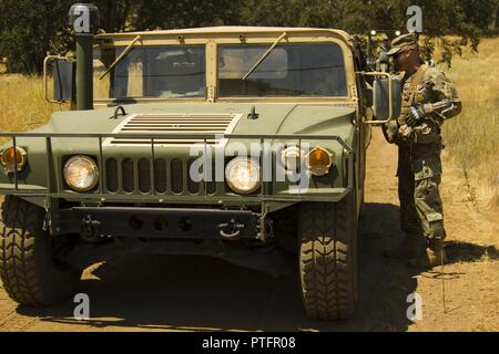Le s.. Nathnam West, un observateur coach/entraîneur avec 4e Brigade de cavalerie Formation multifonctionnel, mentors un soldat affecté au 718e compagnie du génie à l'horizontale sur la bonne technique de conduite dans un Humvee pendant le Combat Support Formation Exercice 91-17-03 12 Juillet 2017 à Fort Hunter Liggett, CA. CSTX est un exercice dirigé par la Division de la Formation 91e conçu pour aider à combattre et lutter contre le service service-unités d'appui à la planification, la préparation, la supervision et l'exécution de la formation collective de mobilisation. Banque D'Images