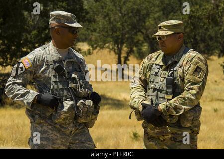 Le colonel Flint Patterson, commandant de la 4e Brigade de cavalerie Formation multifonctionnel, à gauche, se réunit avec le capitaine Gustavo Madrigal, un observateur coach/entraîneur avec 4e CAV MFTB, pour discuter des progrès accomplis par la 718e compagnie du génie de combat à l'horizontale Support Formation Exercice 91-17-03 12 Juillet 2017 à Fort Hunter Liggett, CA. CSTX est un exercice dirigé par la Division de la Formation 91e conçu pour aider à combattre et lutter contre le service service-unités d'appui à la planification, la préparation, la supervision et l'exécution de la formation collective de mobilisation. Banque D'Images