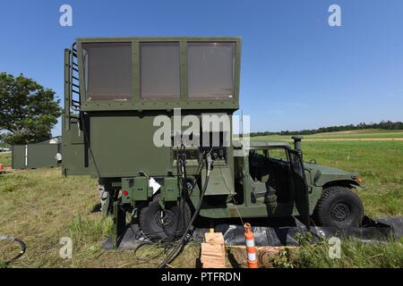 Le service MSN Mobile-7 tour de contrôle de la circulation aérienne est déployée à partir d'un Humvee et sert à coordonner les atterrissages et décollages au jeune Air Assault bande de Fort McCoy, au Wisconsin, le 19 juillet 2017. Environ 70 p. 100 de l'US Air Force l'air traffic control est assuré par des unités de la Garde nationale aérienne selon le major Michael Balzotti du 270e Escadron de contrôle de la circulation aérienne. Banque D'Images