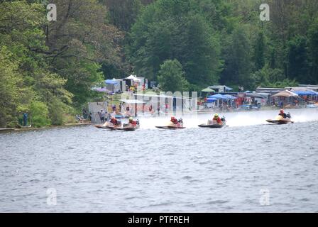 La 40e édition annuelle de la course de bateau hors-bord Connecticut Association a eu lieu le à l'ouest du lac Thompson, juillet 2017,7-9. Banque D'Images