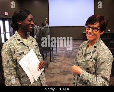 932e Escadron de soutien de la Force Le Capitaine Officier Vanessa Jessie et le lieutenant-colonel Julie Novy, 932e Airlift Wing Directeur intérimaire des inspections, partager un moment de discussion et sourit après avoir assisté à une classe de formation en informatique. Il a été parmi plusieurs cours l'aider à exécuter la mission de mieux dans l'Illinois, et a enseigné à la 932e Airlift Wing et de l'administration centrale, tenue à une salle comble le 8 juillet 2017, à Scott Air Force Base, dans l'Illinois. Banque D'Images