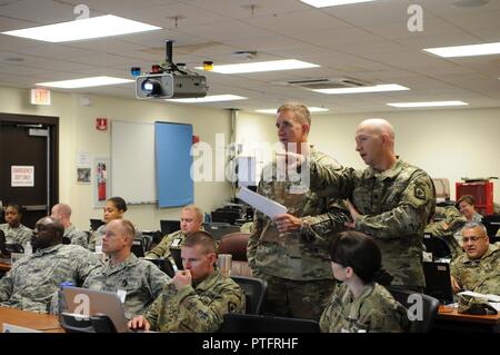 Le Lieutenant-colonel de l'ARMÉE AMÉRICAINE Alan McDaniel, juge-avocat général (JAG), conseille le Lieutenant-colonel Thomas Howell, officier des opérations du 66e commandement de troupes d'intervention en cas de catastrophe, sur options à la Garde nationale du Mississippi au quartier général de la Force interarmées, Jackson, au Mississippi, le 9 juillet 2017. McDaniel et Howell a participé à l'exercice 2017 Bouclier Trident. Le but de cet événement était de valider la Force opérationnelle interarmées de l'OPLAN Trident et d'exercer la foi du Trident du Centre conjoint des opérations (JOC) réponse à un ouragan. (U. S. Air National Guard Banque D'Images