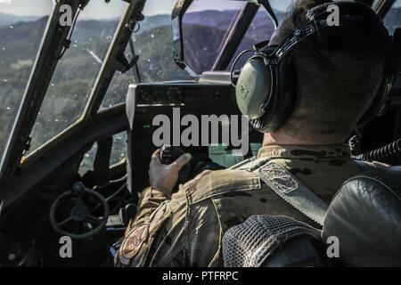 Une 17e de l'US Air Force Special Operations Squadron pilot regarde par la fenêtre de la U.S. Air Force MC-130J Commando II lors d'un vol en formation dissemblables avec no 40 Squadron Royal New Zealand Air Force le 12 juillet 2017 au Queensland, Australie. Talisman Saber 2017 a été l'occasion de continuer à développer l'interopérabilité avec les homologues de la RNZAF quotidiennement par les opérations aéroportées pour inclure la formation de bas niveau travail. Banque D'Images