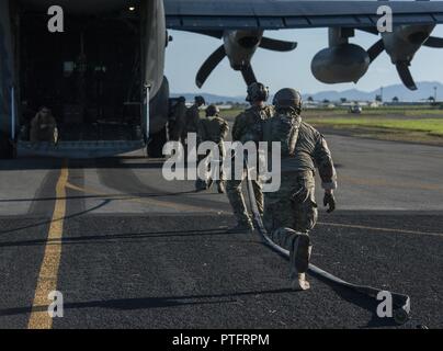 Les aviateurs américains de la 17e et 18e Escadron d'opérations spéciales de préparation logistique a participé aux côtés de l'Escadron de ravitaillement en vol avant leur point (FARP) homologues de l'armée australienne 6e Régiment d'aviation d'emballer le matériel à la suite d'opérations FARP, 17 juillet 2017 à Mackay, Australie, champ. L'exercice d'entraînement combiné impliqués US Air Force et de l'armée australienne qui travaillent côte à côte pour faire le plein d'un navire force d'assaut d'avancer vers l'objectif. Banque D'Images