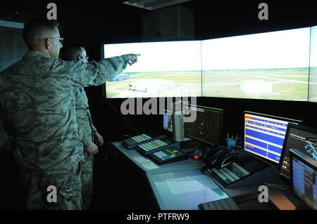 Le s.. Jessie Fairchild, avec le 248e Escadron de contrôle de la circulation aérienne (ATC), les trains d'un membre de la 1re classe Kyle Austin, un apprenti avec la 248e, sur la Tour ATCS Simulator (SAT) champ clé à la base de la Garde nationale aérienne, Meridian, Mississippi, le 11 juillet 2017. Le SCT permet aux contrôleurs avec le 248e à la pratique travailler en direct la circulation aérienne. Banque D'Images