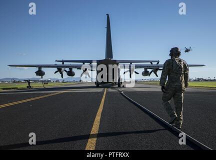 U.S. Air Force Tech. Le Sgt. Kade Bollinger suit le tuyau de ravitaillement retour à l'US Air Force MC-130J Commando II à la suite de l'avant des activités du point de ravitaillement en vol avec cinq HH-60 Blackhawks (du 6e Force d'assaut de l'aviation, 17 juillet 2017 à Mackay, Australie, champ. Banque D'Images