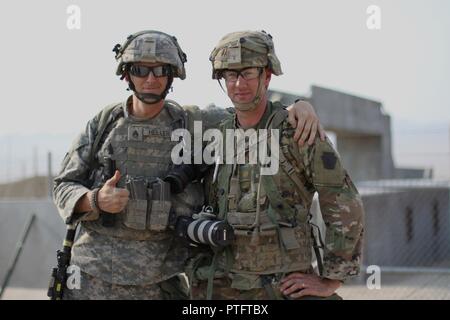 Le s.. Coltin Heller (à gauche), un spécialiste des affaires publiques, et le Major Greg McElwain (à droite), l'officier des affaires publiques de la brigade avec le 56e Stryker Brigade Combat Team, 28e Division d'infanterie, New Jersey Army National Guard, posent pour une photo avant la simulation d'une conférence de presse le 10 août au Centre National d'entraînement, Fort Irwin, en Californie. Banque D'Images