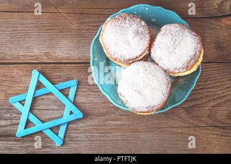 Fête juive Hanoucca et ses attributs, la menorah, des beignes, des étoiles de David. Hanukkah menorah. Maison de Hanoukka. Hanukka juive Banque D'Images