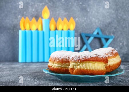 Fête juive Hanoucca et ses attributs, la menorah, des beignes, des étoiles de David. Hanukkah menorah. Maison de Hanoukka. Hanukka juive Banque D'Images