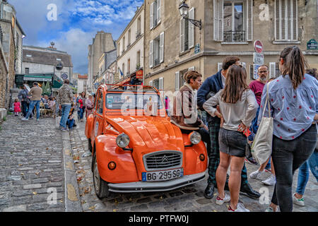 PARIS, FRANCE - 6 octobre 2018 - Montmartre est pleine de tourisme dimanche ensoleillé en journée destination populaire church Banque D'Images