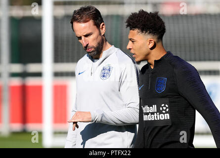 Gestionnaire de l'Angleterre Gareth Southgate avec Sancho Jadon (à droite) au cours de la session de formation à St George's Park, Burton. Banque D'Images