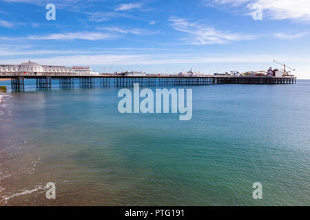 La jetée de Brighton, East Sussex, Angleterre lors d'une journée ensoleillée, le bleu de la mer et du ciel, selective focus Banque D'Images