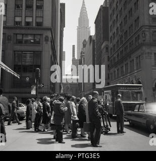 Années 1960, les New-yorkais de traverser une rue à Midtown Manhattan, New York City, New York, USA. Banque D'Images