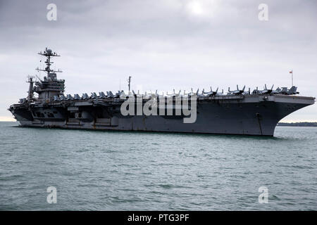 Porte-avions USS Harry S Truman ancré à Stokes Bay, Hampshire le 8 octobre 2018 Banque D'Images