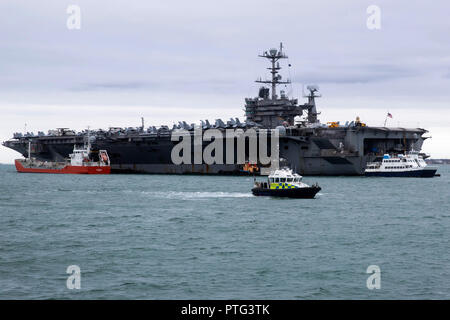 Porte-avions USS Harry S Truman ancré à Stokes Bay, Hampshire le 8 octobre 2018. Le pétrolier MV Rossini est à côté Banque D'Images