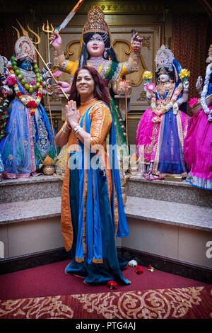 Portrait de posé une jolie femme dans un beau sari à un Hindou Mandir (temple) à Richmond Hill, Queens, New York. Banque D'Images