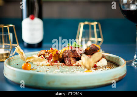 Restaurant gastronomie savoureuse avec du vin rouge sur la table. Cuisine fine Banque D'Images