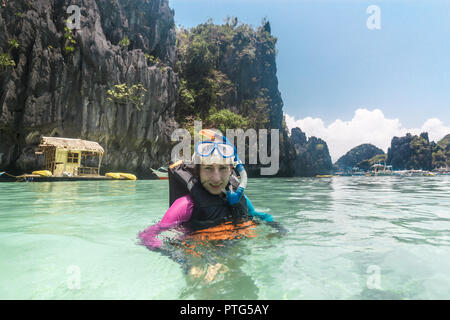 Plongée sous-marine - femme vie d'aventure fun heureux profiter de moment - Voyage autour de merveilles aux Philippines Banque D'Images