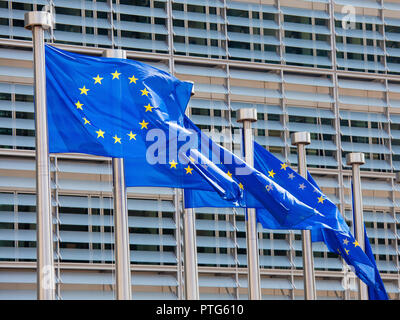 Drapeaux Européens en face de l'immeuble du siège de la Commission européenne à Bruxelles, Belgique, Europe Banque D'Images